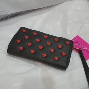 Betsey Johnson black red lacquared hearts xozip-hr zip around wallet‎ clutch new